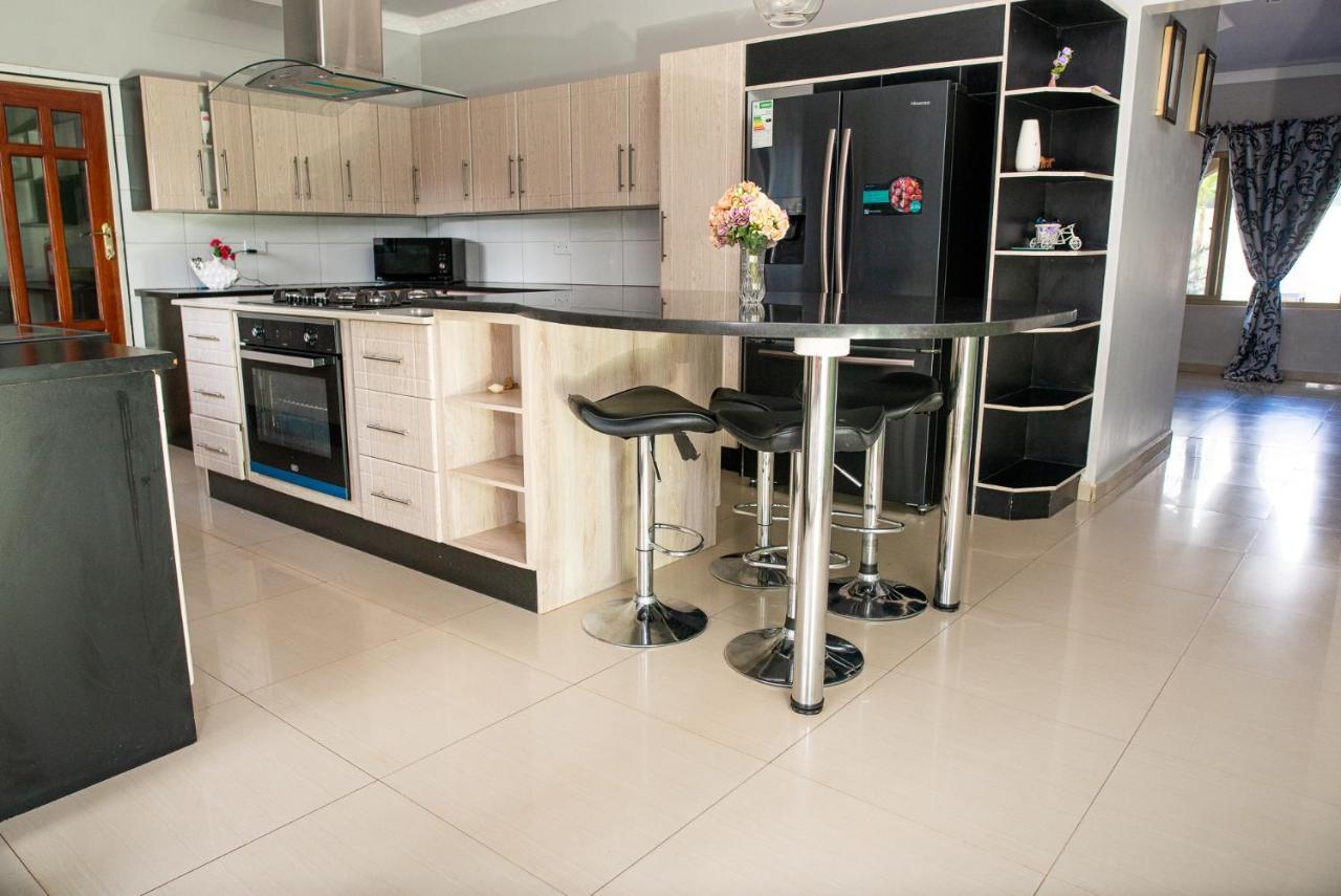 Emc Fully Furnished &Serviced Villas 4 Bedroom With Solar Power , Private Pool, Starlink Wifi ,Aircons & Dstv Lusaka Zewnętrze zdjęcie